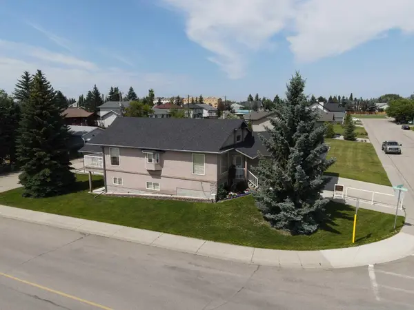 328 Parkview EST, Strathmore, AB T1P1K8