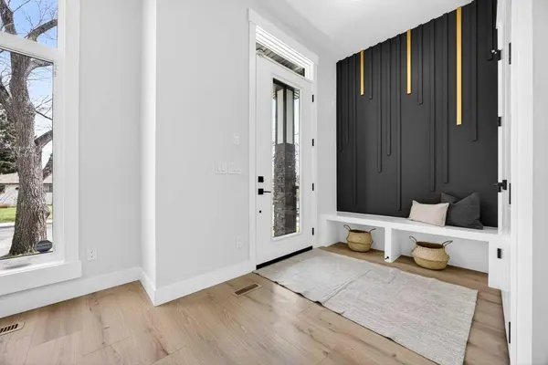 107 Hartford RD NW, Calgary, AB T2K 2A7