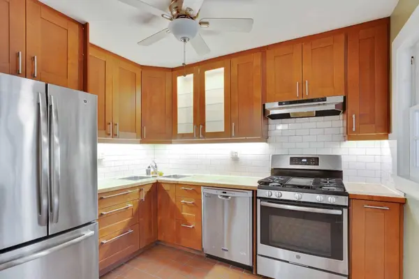 864 Millwood RD N #2nd Floor, Toronto C11, ON M4G 1W6