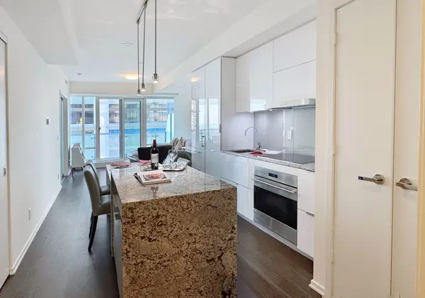1 Bloor ST E #6407, Toronto C08, ON M4W 1A9