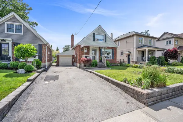 102 Binswood AVE, Toronto E03, ON M4C 3N9