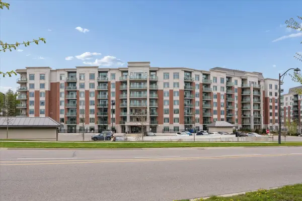 460 William Graham DR #402, Aurora, ON L4G 1X9