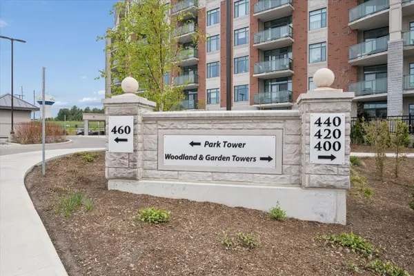 460 William Graham DR #402, Aurora, ON L4G 1X9