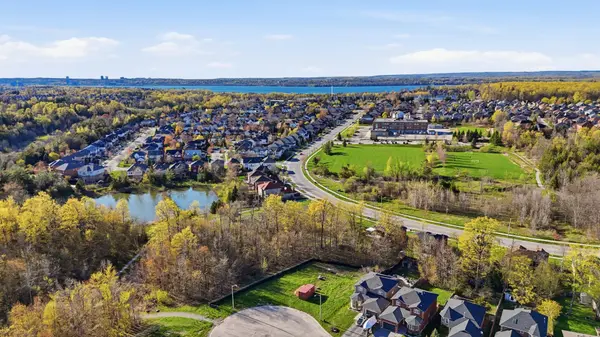 18 Prince Edward PL, Barrie, ON L4M 7J5