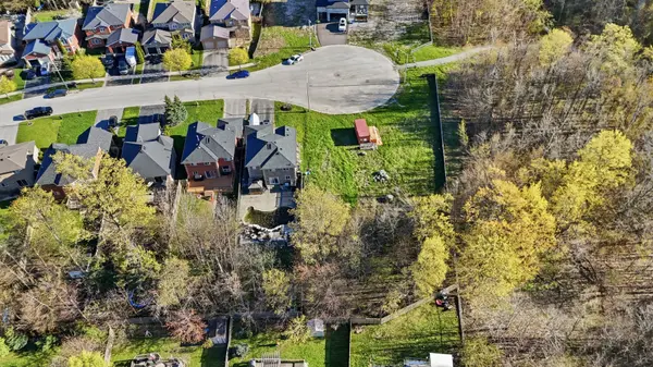 18 Prince Edward PL, Barrie, ON L4M 7J5