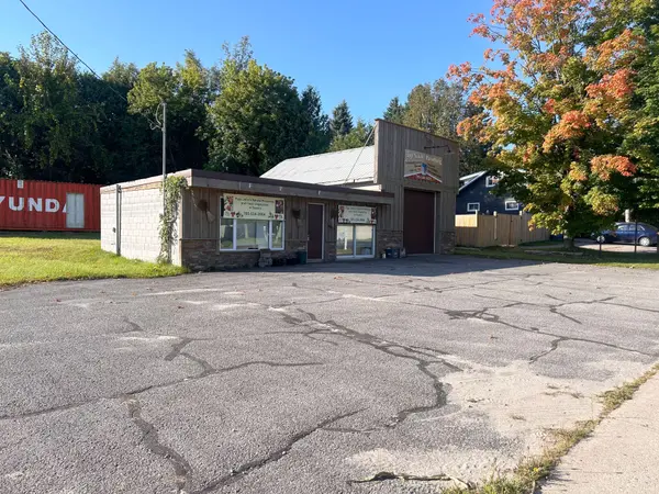 156 ROBERT ST, Penetanguishene, ON L9M 1P8