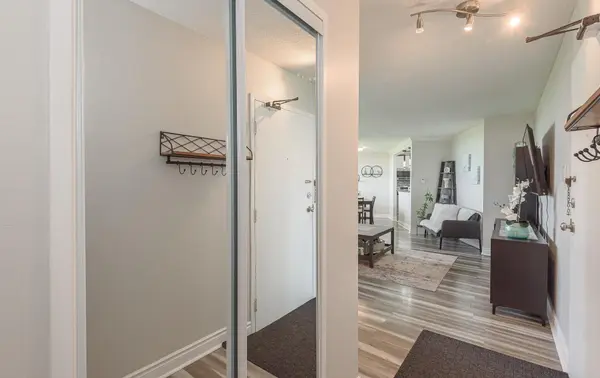 530 Lolita GDNS NE #1407, Mississauga, ON L5A 3T2