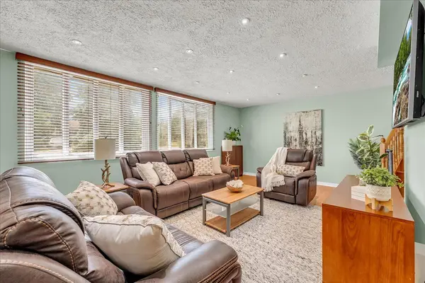 433 Seabourne DR, Oakville, ON L6L 4E9