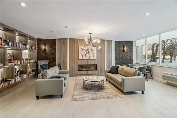 966 Inverhouse DR #812, Mississauga, ON L5J 4B6