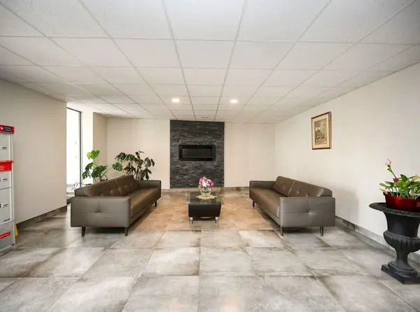 3065 Queen Frederica DR #902, Mississauga, ON L4Y 3A3