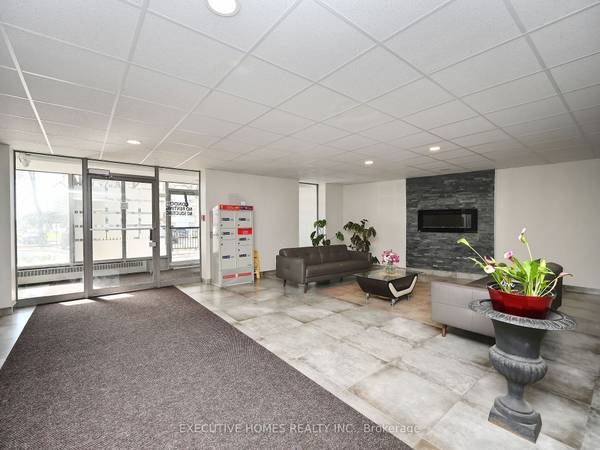 3065 Queen Frederica DR #902, Mississauga, ON L4Y 3A3