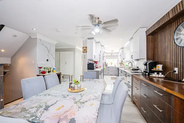 22 Foxacre ROW, Brampton, ON L6V 3P5