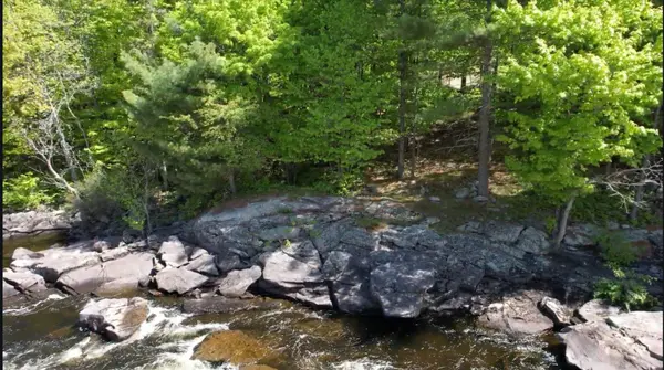 26 Magnet RD, Magnetawan, ON P0A 1P0