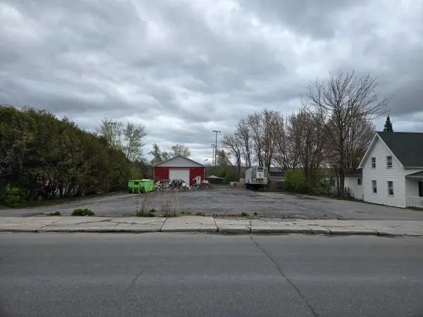 689-697 Main ST E, Hawkesbury, ON K6A 1B3