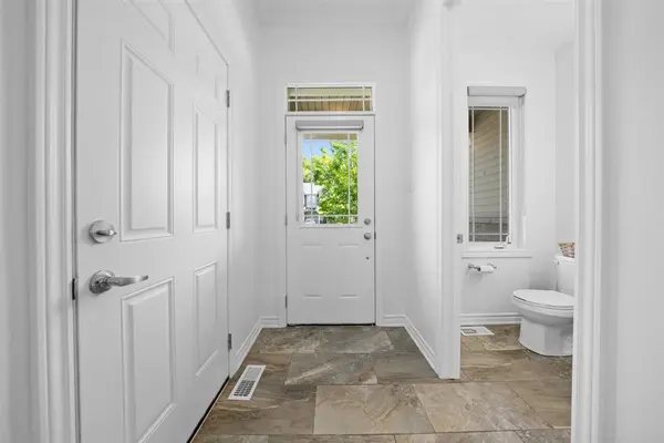 446 Meadowbreeze DR, Kanata, ON K2M 0L1