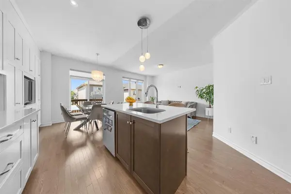446 Meadowbreeze DR, Kanata, ON K2M 0L1