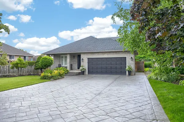 51 Cabriolet CRES, Hamilton, ON L9K 1K5