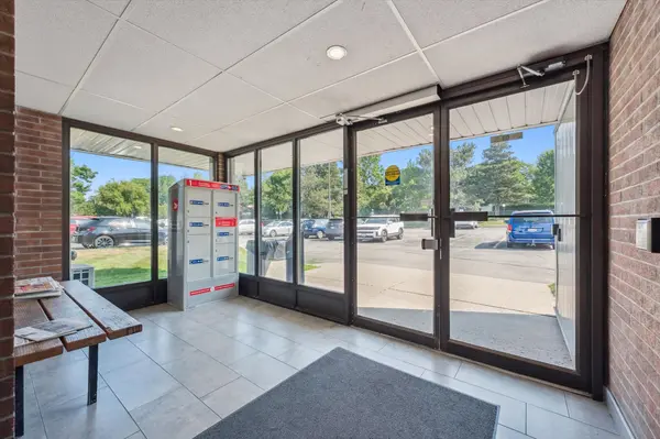 65 Silvercreek Pkwy N #404, Guelph, ON N1H 7R9
