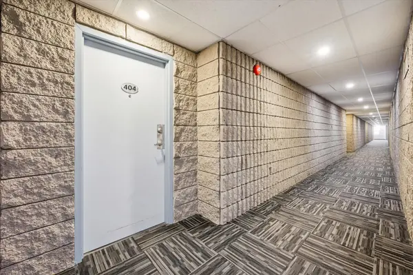 65 Silvercreek Pkwy N #404, Guelph, ON N1H 7R9