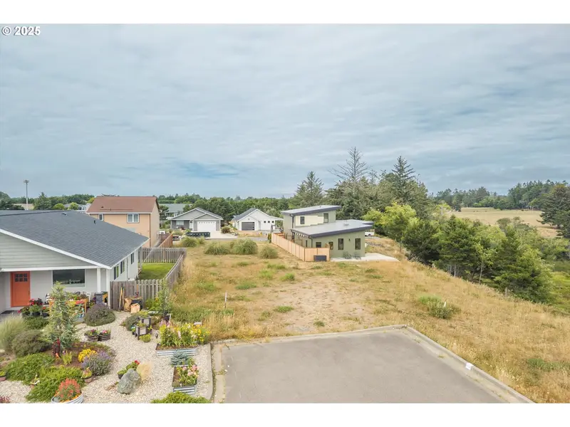 636 SEACREST DR, Bandon, OR 97411