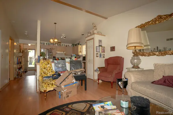 4044 Heatherwood CT, Warren, MI 48092