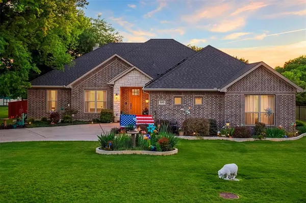 909 Summer Hill Lane, Red Oak, TX 75154