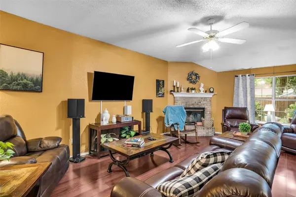 911 W Lynn Creek Drive, Arlington, TX 76001