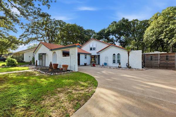 913 Harwood Terrace, Bedford, TX 76021