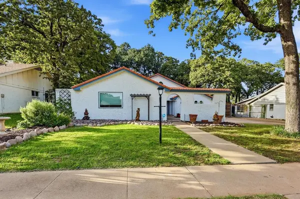 913 Harwood Terrace, Bedford, TX 76021