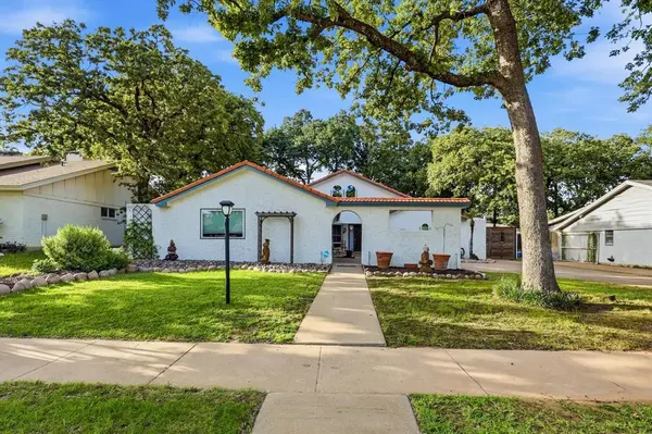 913 Harwood Terrace, Bedford, TX 76021