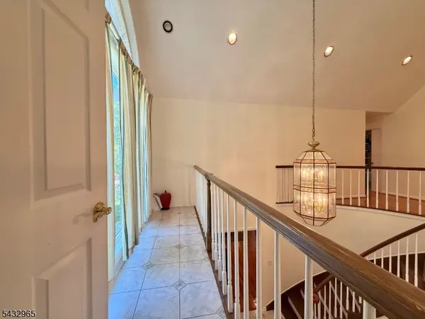 60 Evergreen Ln, Watchung Boro, NJ 07069