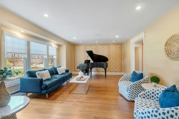 7 Deerhill Dr, Hohokus Boro, NJ 07423