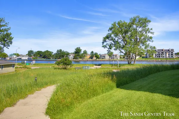 820 S Harbor DR #5, Grand Haven City, MI 49417