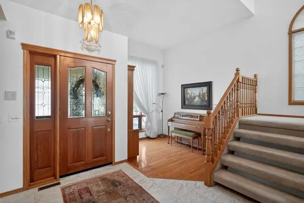 115 Strathaven CIR SW, Calgary, AB T3H2K8