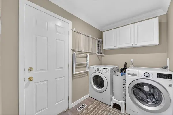 185 Shawbrooke GN SW, Calgary, AB T2Y 3C6