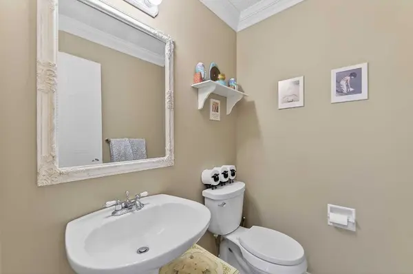 185 Shawbrooke GN SW, Calgary, AB T2Y 3C6