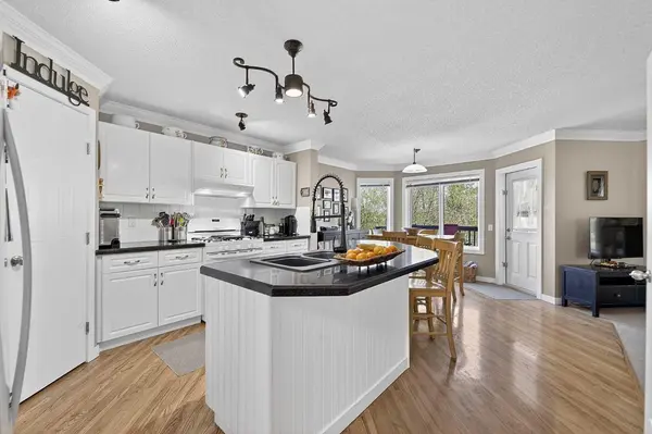 185 Shawbrooke GN SW, Calgary, AB T2Y 3C6