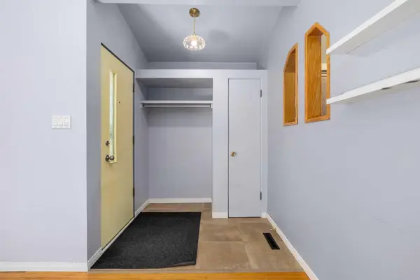 630 69 AVE SW, Calgary, AB T2V 0N9