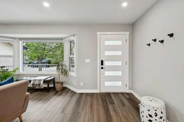 7116 Hunterwood RD NW, Calgary, AB T2K 4J6