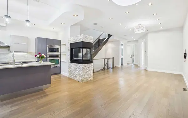 2430 28 AVE SW, Calgary, AB T2T 1K9