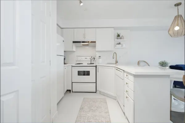 140 Bathurst ST #803, Toronto C01, ON M5V 3N8