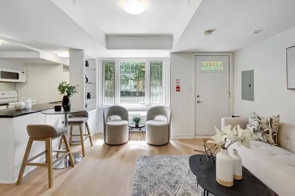 21 Earl ST #L1, Toronto C08, ON M4Y 3C8