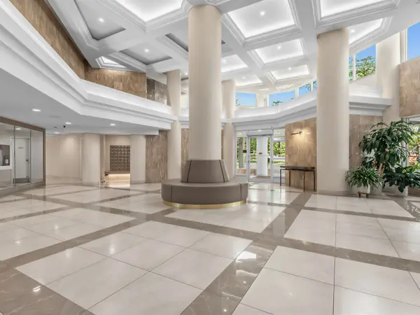 1 Clark AVE #612, Vaughan, ON L4J 7Y6