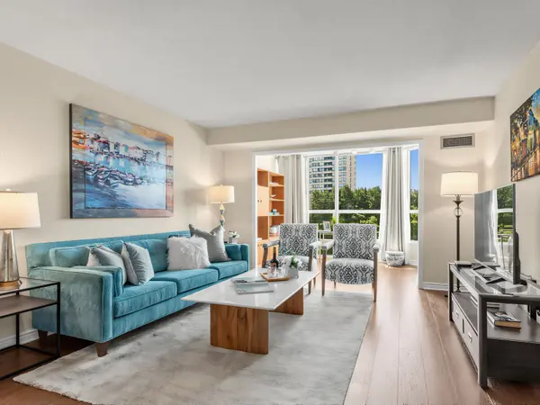 1 Clark AVE #612, Vaughan, ON L4J 7Y6