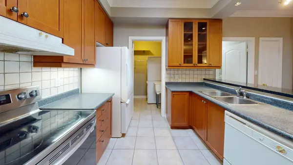 3351 Cawthra RD #402, Mississauga, ON L5A 4N5