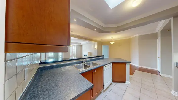 3351 Cawthra RD #402, Mississauga, ON L5A 4N5