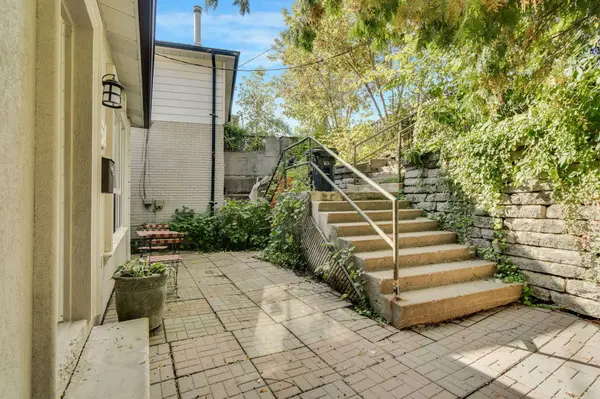 5A Dynevor RD, Toronto W03, ON M6E 3W7