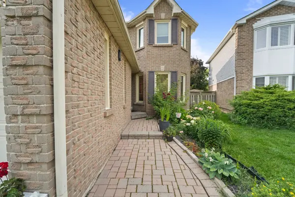 6251 Saltmarsh CT, Mississauga, ON L5N 5V9
