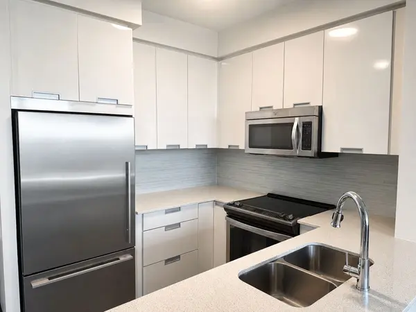 55 Eglinton AVE W #606, Mississauga, ON L5R 0E4
