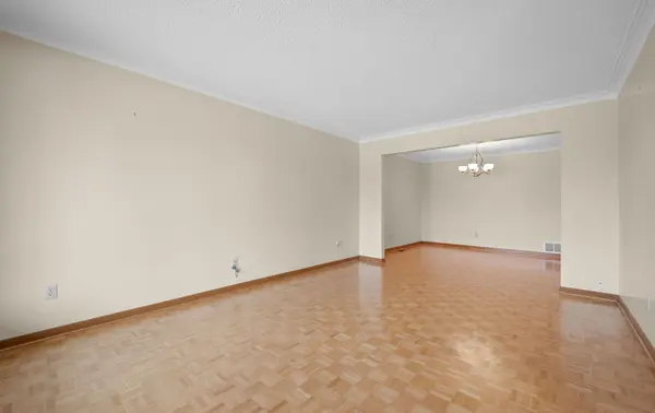 5 Acacia AVE, Toronto W05, ON M9M 1H6